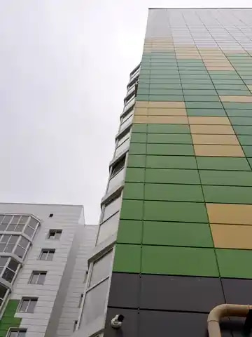 ЖК «Кловский» в Смоленске: фрагмент зелёно-жёлтого фасада
